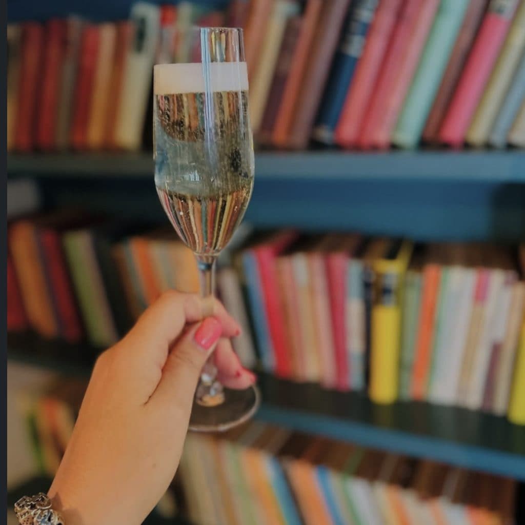 Cover Image for Calling all Bookworms: Introducing Books & Bubbles!